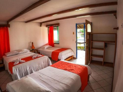 3 twin beds