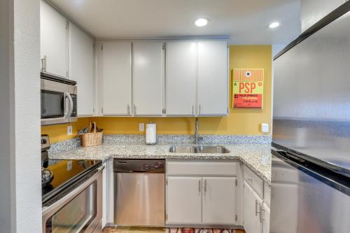 Central Palm Springs Resort Condo with 2 Balconies in Palm Springs, USA