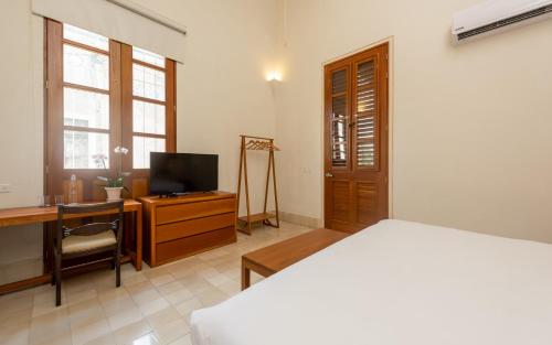 Superior King Room image 3