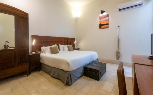 Superior King Room image 6