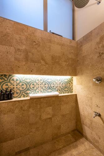 Superior King Room image 7