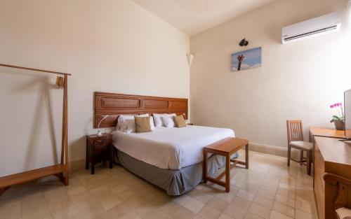 Superior King Room image 9