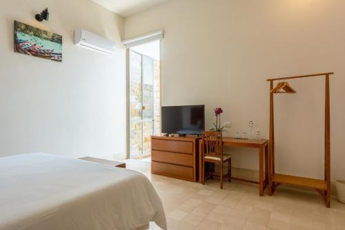 Deluxe Double Room with Balcony image 1