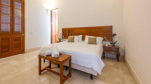 Deluxe Double Room with Balcony image 2