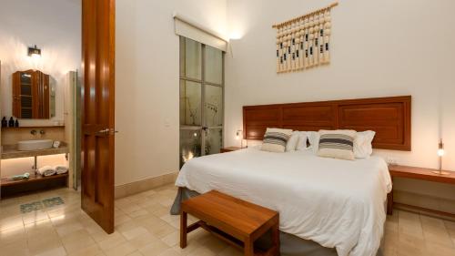 Standard King Room image 1