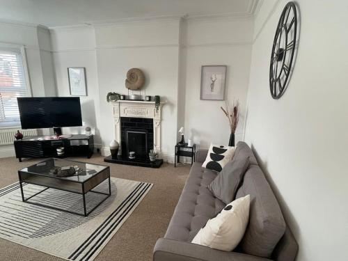 3 bed flat+parking- by beaches