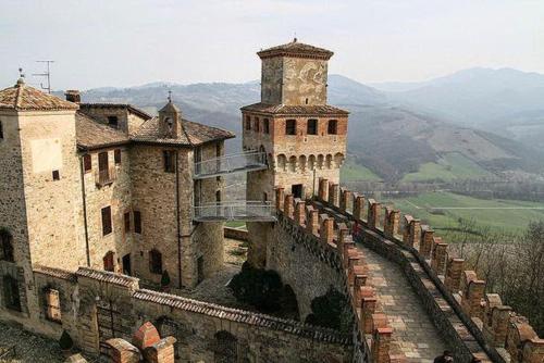  Refurbished 3 Bedroom Farmhouse in Emilia in 29121 Piacenza