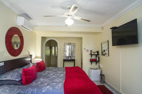 1 queen bed, 1 twin bed