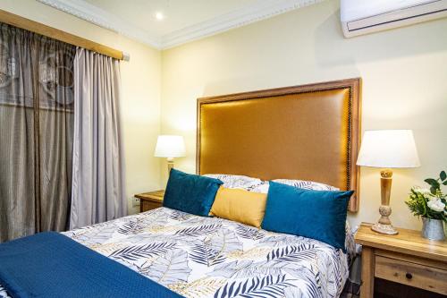 1 queen bed, 2 twin beds