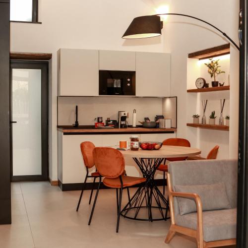 Küche, Dislocati BnB - Jacuzzi privata - Cucina - TV60" - Minimal Luxury in Marigliano