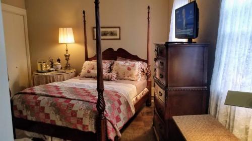 Double Room with Shared Bathroom room in Clifford House Private Home B&B