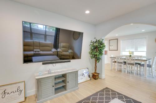 Pet-Friendly Paramount Home, 16 Mi to Los Angeles!