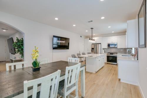 Pet-Friendly Paramount Home, 16 Mi to Los Angeles!