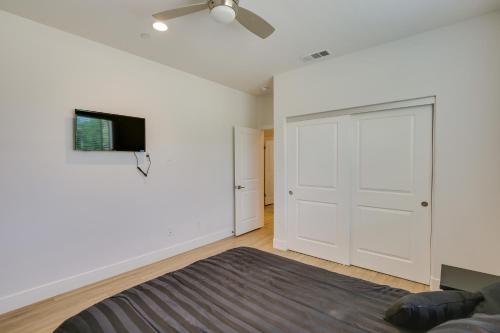 Pet-Friendly Paramount Home, 16 Mi to Los Angeles!