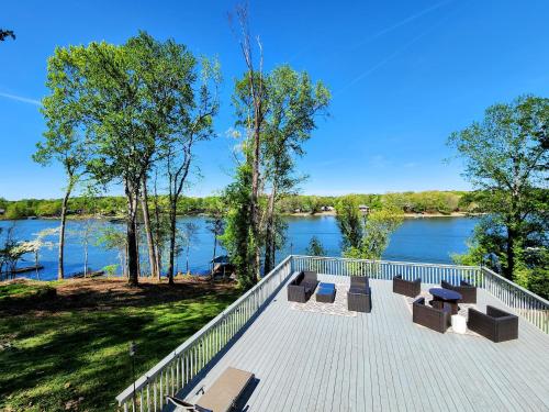 The Great Escape - Lakefront Rental with Views