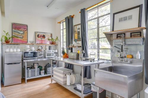 Cozy Artists Cottage 3 Mi to Lookout Mtn! in Chattanooga, USA