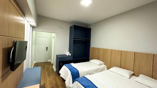 1 king bed, 1 twin bed