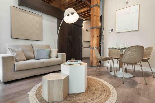 Eclectic & elegant apartment by REMS, Málaga
