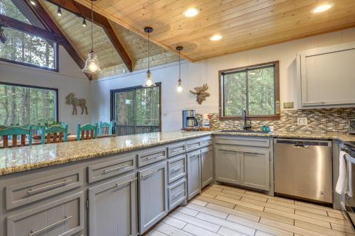 Deluxe A-Frame Home with Game Room and Deck! in Angel Fire, USA