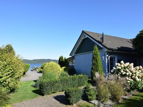 Cottage by the lake in Nadole