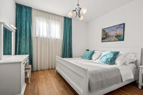 Villa Antura with private heated 50sqm pool 3 bedrooms 3 bathrooms and gym - image 11