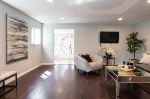 Charming Duplex Home in Sherman Oaks