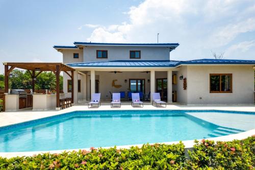 South Gull - 5 Bedroom Beachfront Villa w Large Pool Staff – khách sạn tại Caribbean Way