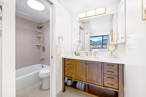 Stylish Unit Near Waikiki Beach with Free Parking! detail