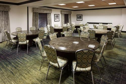 Hampton Inn Suites - Gainesville Downtown - image 7