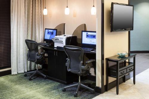 Hampton Inn Suites - Gainesville Downtown - image 11