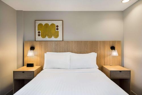 1 queen bed, 1 sofa bed