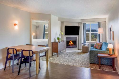 2 bedrooms, 3 beds