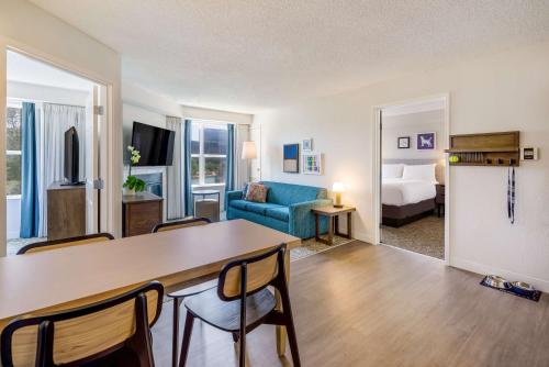 Mobility Accessible Two Bedroom Suite Two Queens Roll-In Shower