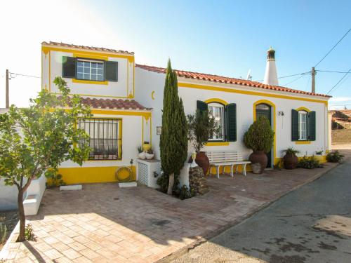 Charming Countryside Home with Fireplace & Patio gîte à louer Balurco de Cima