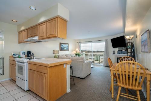 Waters Edge 402 - image 10
