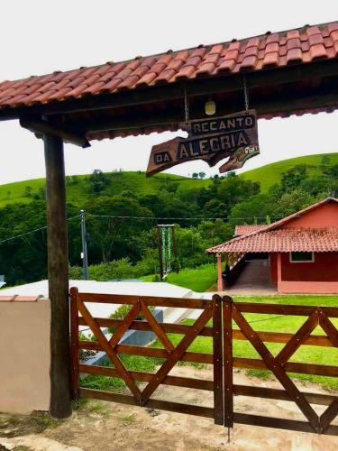 Recanto da Alegria - Casa em Cunha com piscina,churrasqueira, Deck,lareira