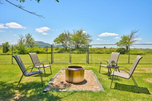 Airy Secluded Country Home Near Medicine Park - image 10