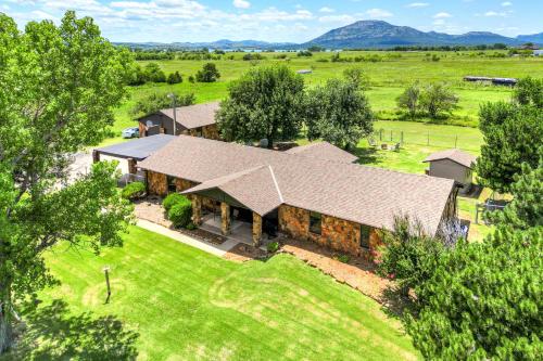 Spacious Country Home Near Ft Sill and Medicine Park in Lawton, USA