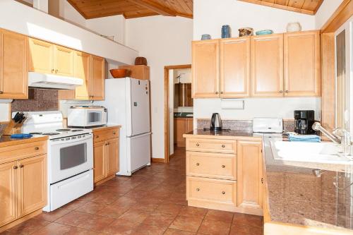 Om Home 3 Br home by RedAwning – Gleneden Beach, OR