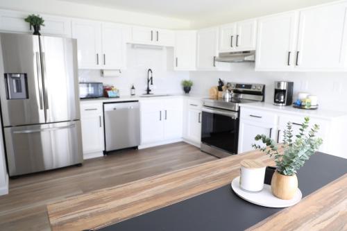 5-br Serene Retreat Near Cle* Dogs Welcome! - Cleveland, OH