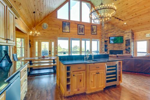 Mineral Bluff Mountain Retreat with Stunning Views! in Mineral Bluff, USA