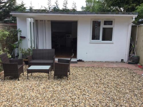 Garden Studio Escape Open-Plan Comfort & Outdoor Space, Лондон