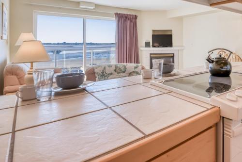 Waters Edge 302 - image 3