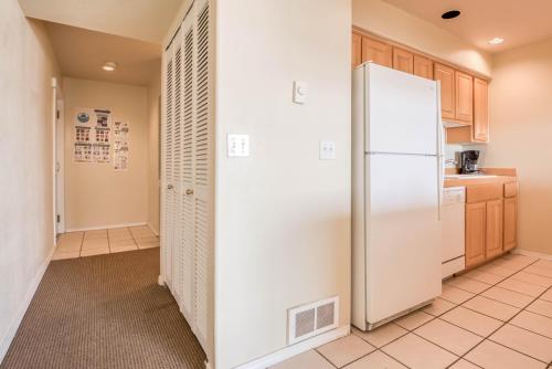 Waters Edge 302 - image 5