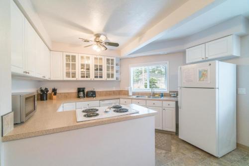 Beach Retreat - image 12