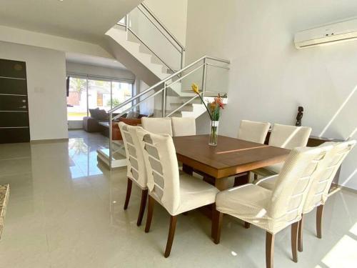 Seadmed, Victoria’s Beach house in Alvarado