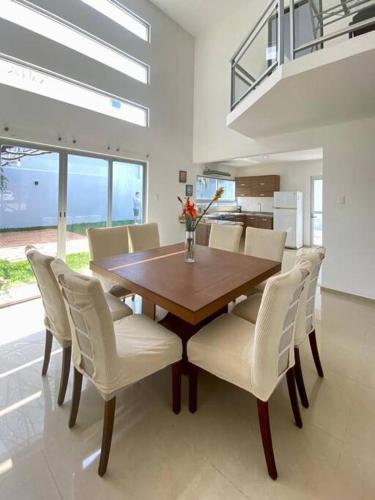 Seadmed, Victoria’s Beach house in Alvarado