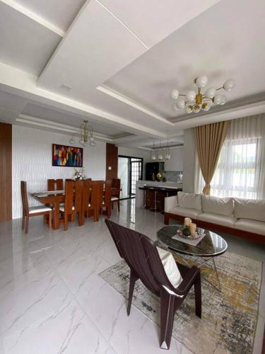 Sunset House in Лукбан