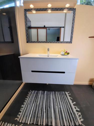 Fürdőszoba, Fare JUANITA PITI in Faaroa Öböl