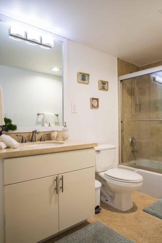 Sunny Isles Beach Retreat with Bay Views 2 BR 2 BA OR 1BR 1 BA Parking & Fast Wi-Fi in Sunny Isles Beach, USA